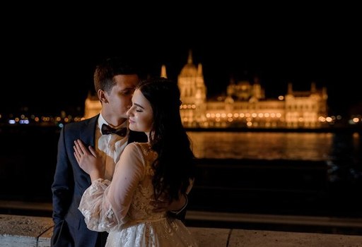 portrait-groom-bride-with-beautiful-view-night-tow